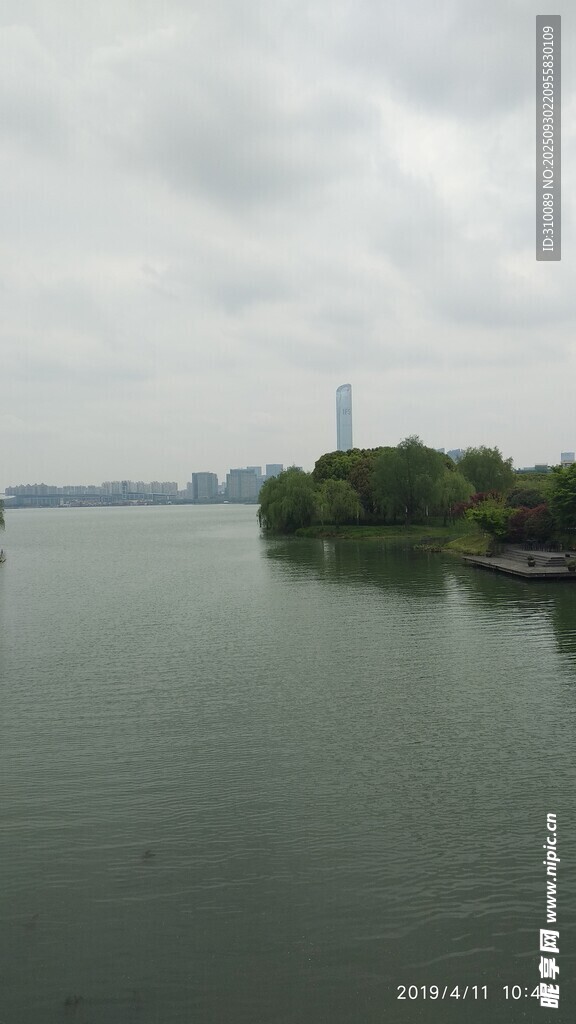 湖畔远景 云雾中的静谧风光