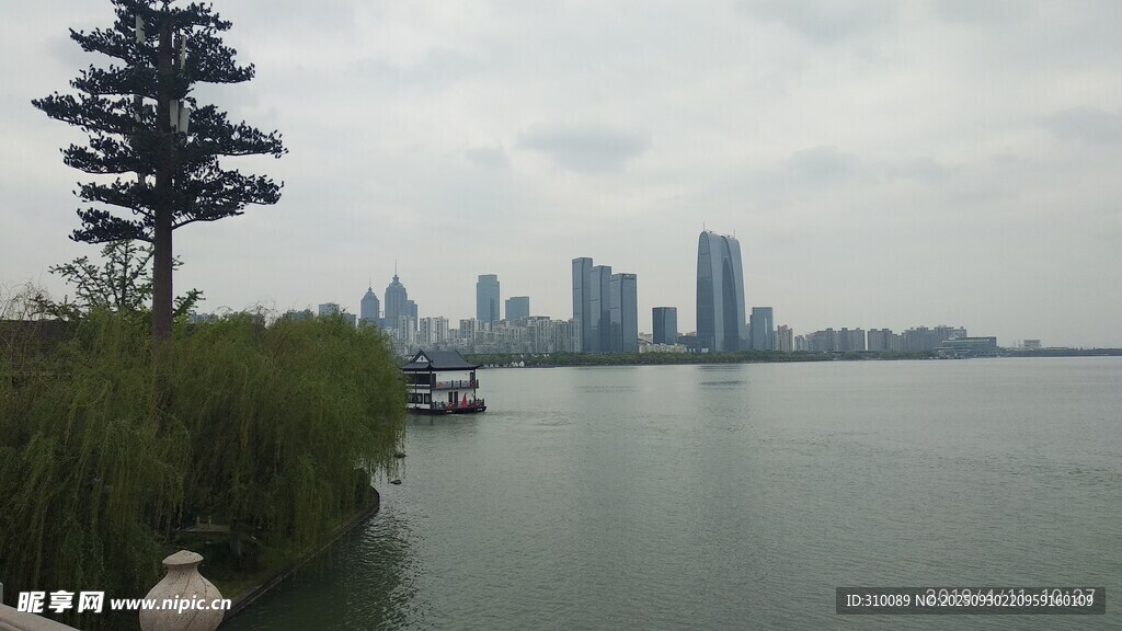 湖畔城市风光