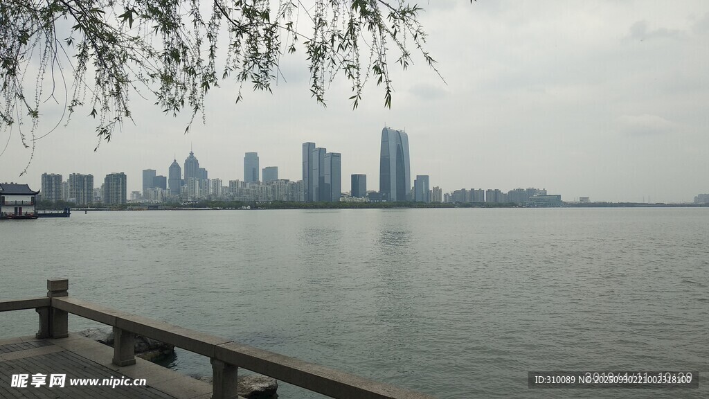 湖畔城市风光