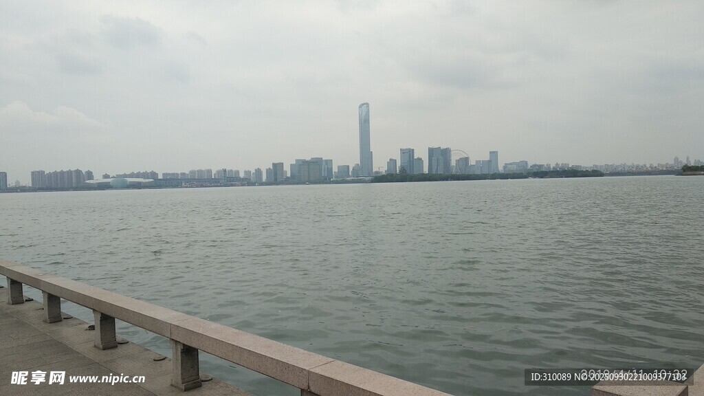 海滨城市远景风光