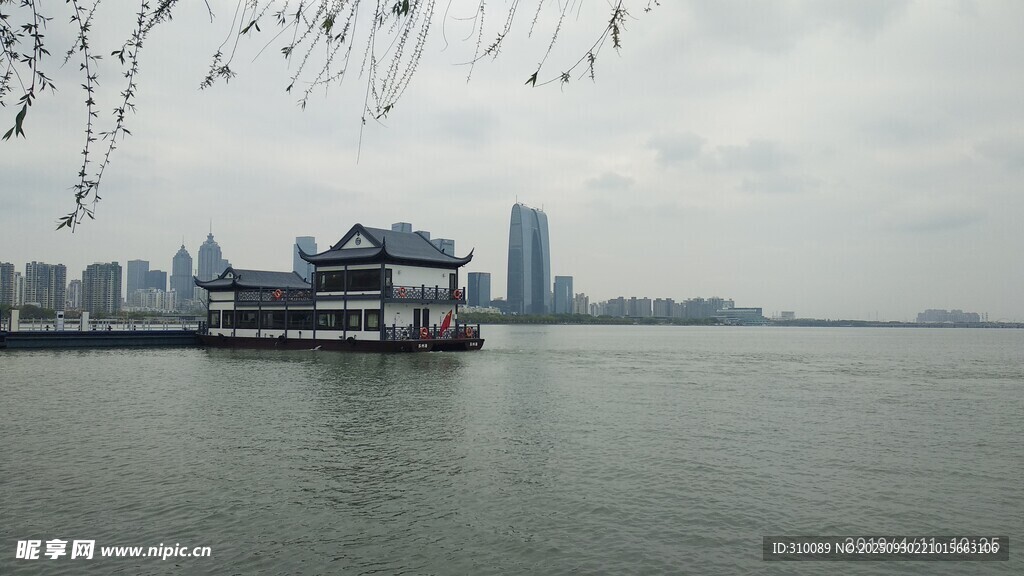 湖畔古亭与城市天际线