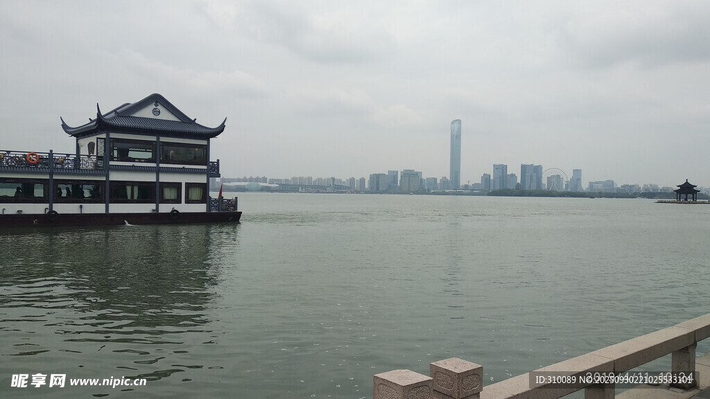 湖畔古亭与远处城市景观
