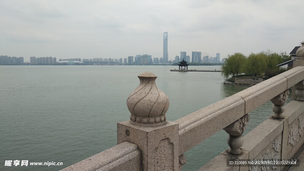 湖畔栏杆远眺城市风景