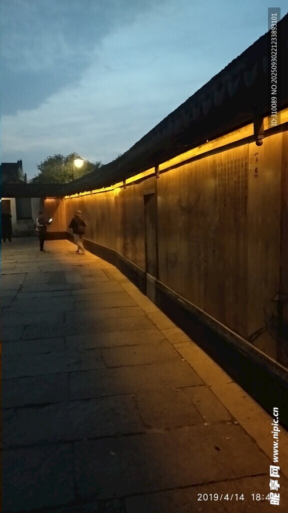 黄昏下的发光围墙