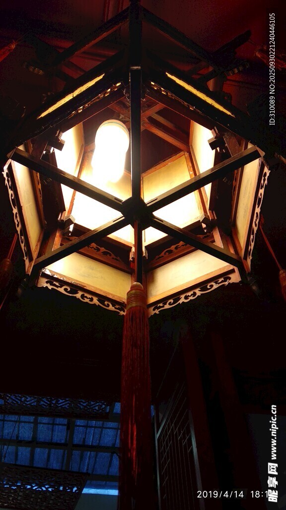 中式古典灯笼散发柔和光芒