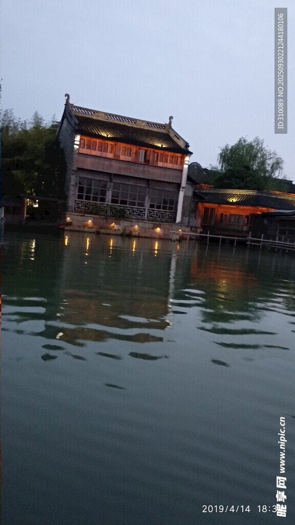 水乡古建映于平静水面