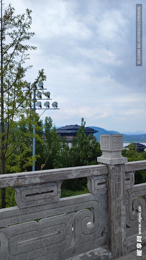 石桥畔绿树与远山景致