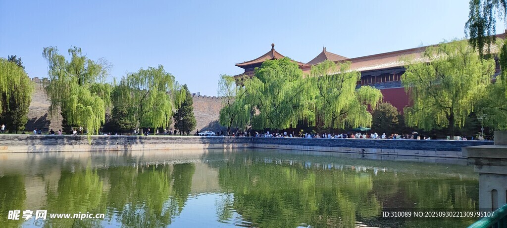 中式园林湖畔风景