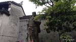 古墙边的人物雕塑