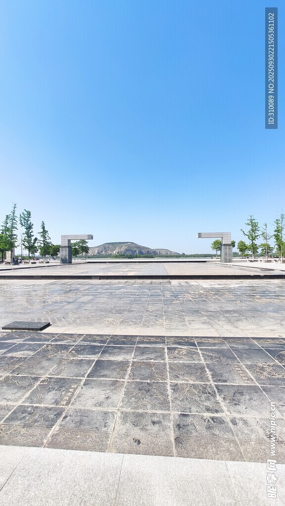 空旷石板地面与蓝天远景