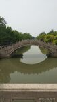 古桥横跨绿水 景致清幽