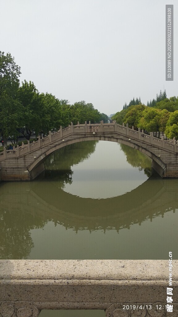 古桥横跨绿水 景致清幽