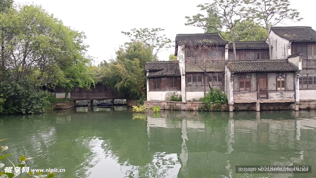 江南水乡湖畔古朴建筑