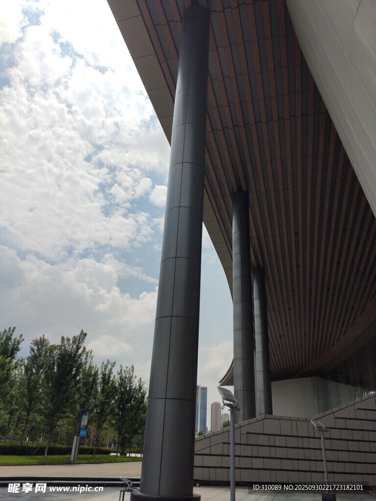 现代建筑外观与周边景致