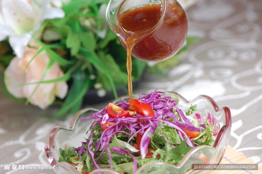 蔬菜沙拉淋酱瞬间