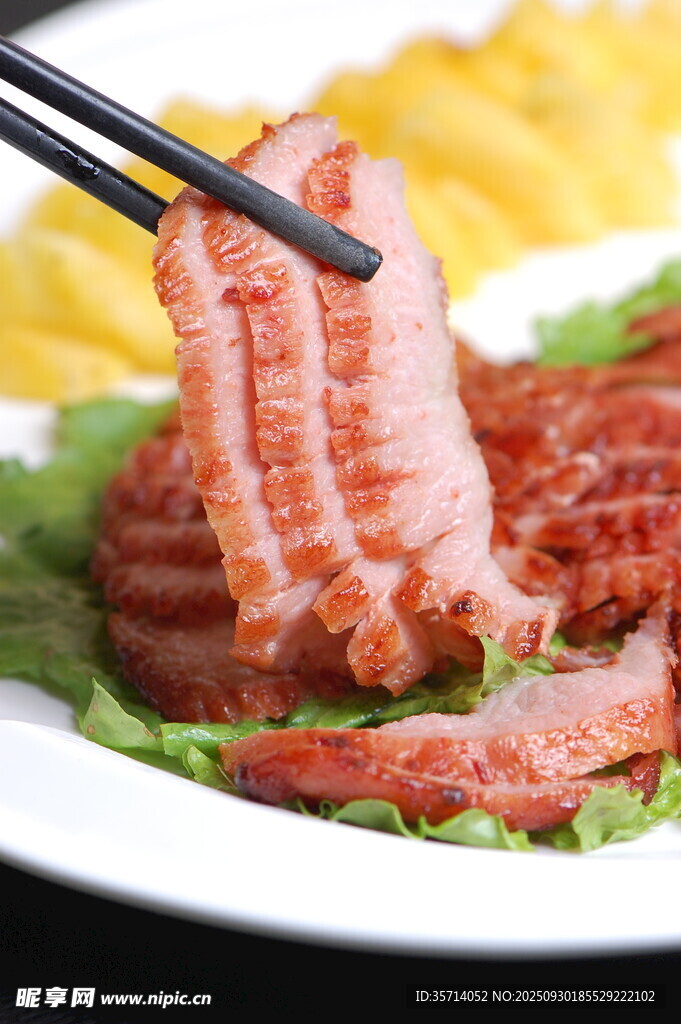 筷子夹起美味烤肉