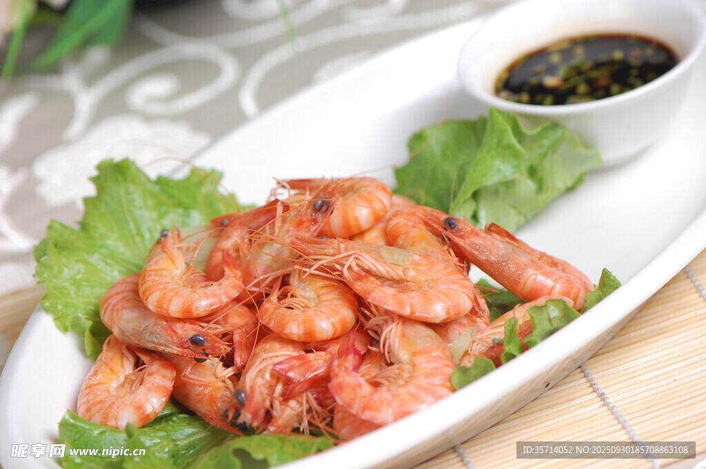 美味鲜虾摆盘配蘸料