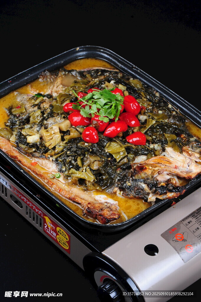 美味酸菜烤鱼色泽诱人