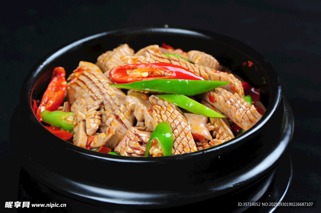 石锅美味牛肉配彩椒