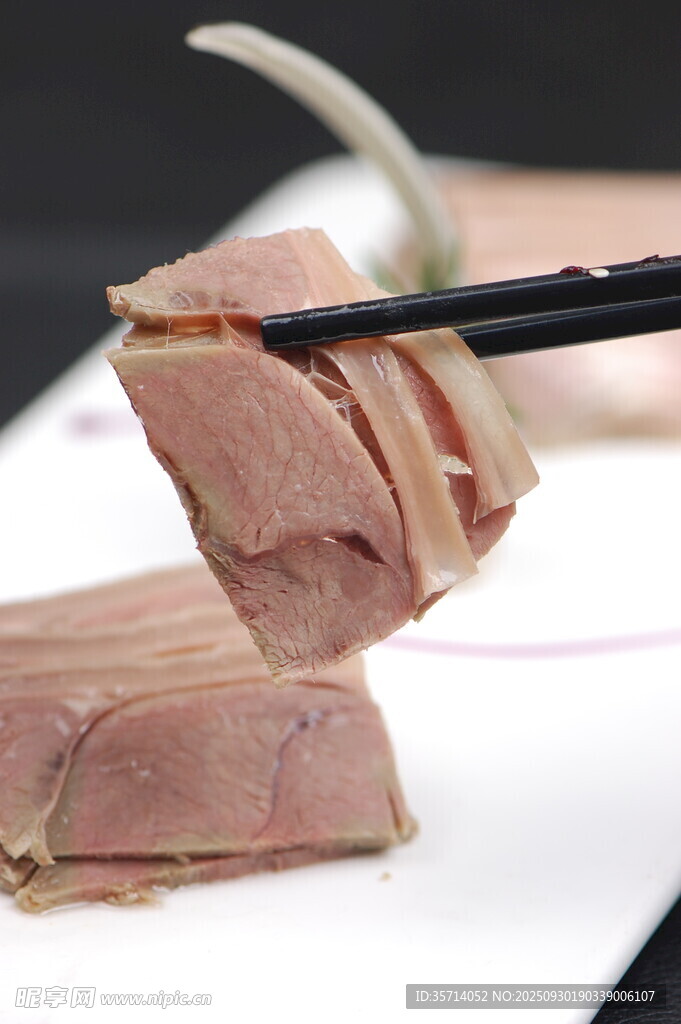 筷子夹起美味羊肉