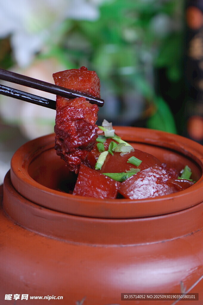 瓦罐红烧肉美味诱人