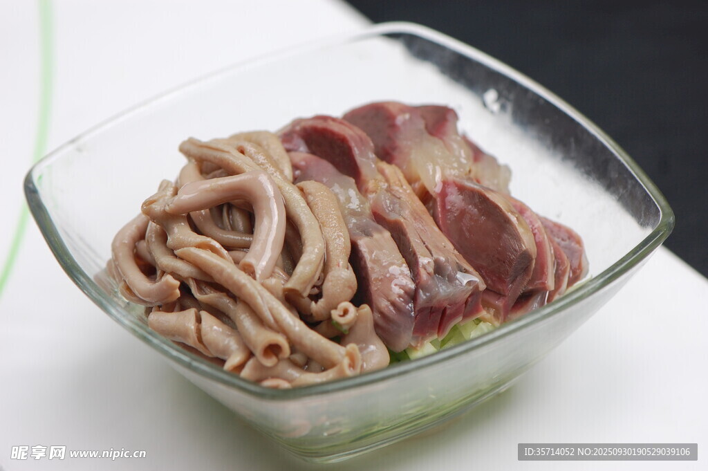 玻璃碗中的鸭胗鸭肠