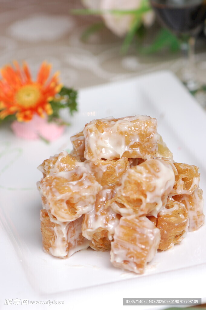 美味花生糖摆于白色盘上
