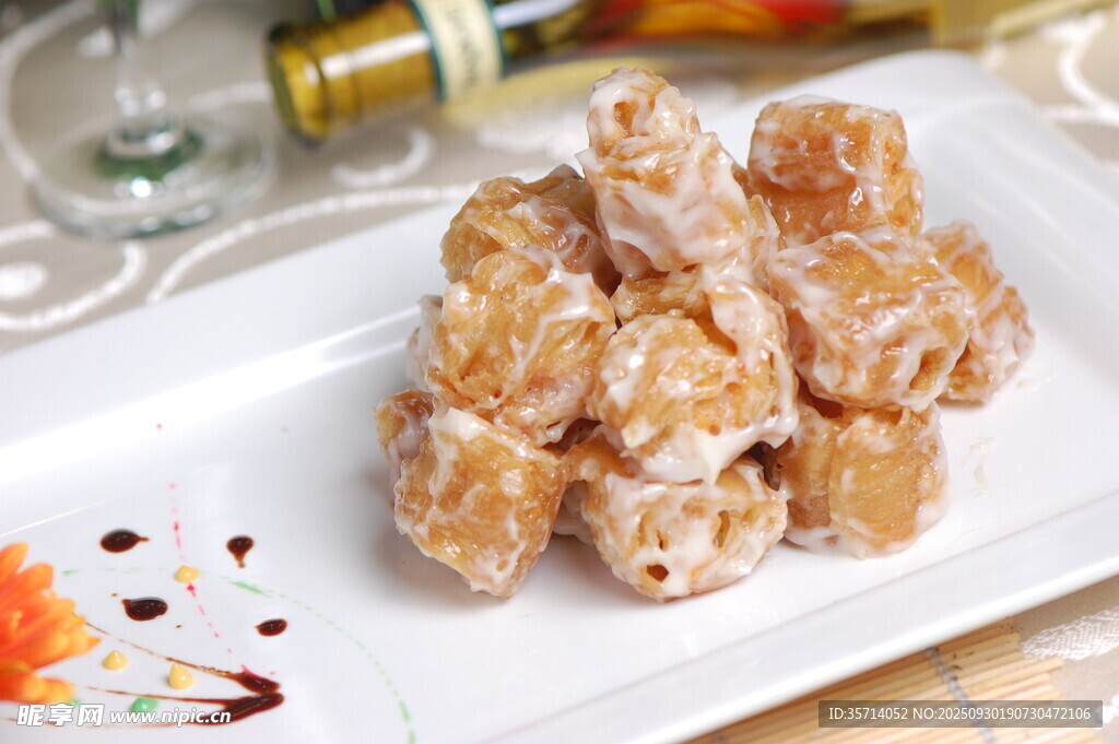 美味琥珀核桃摆于盘中