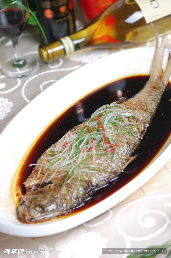 清蒸鲈鱼色泽诱人美味