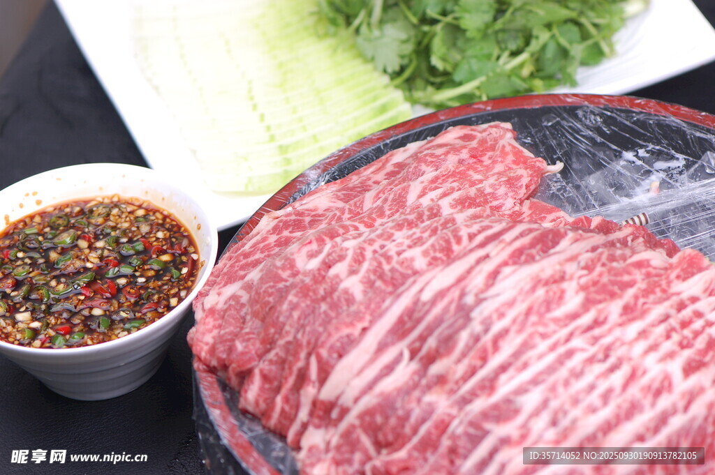 新鲜牛肉与蘸料美味食材