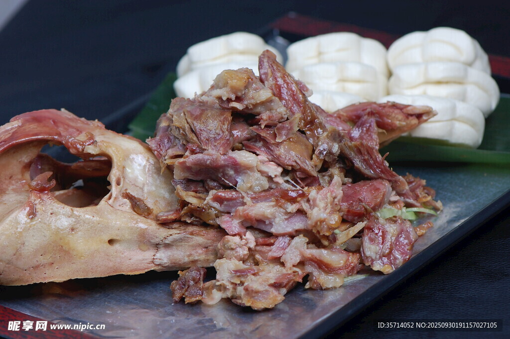 手撕兔肉搭配美味面食