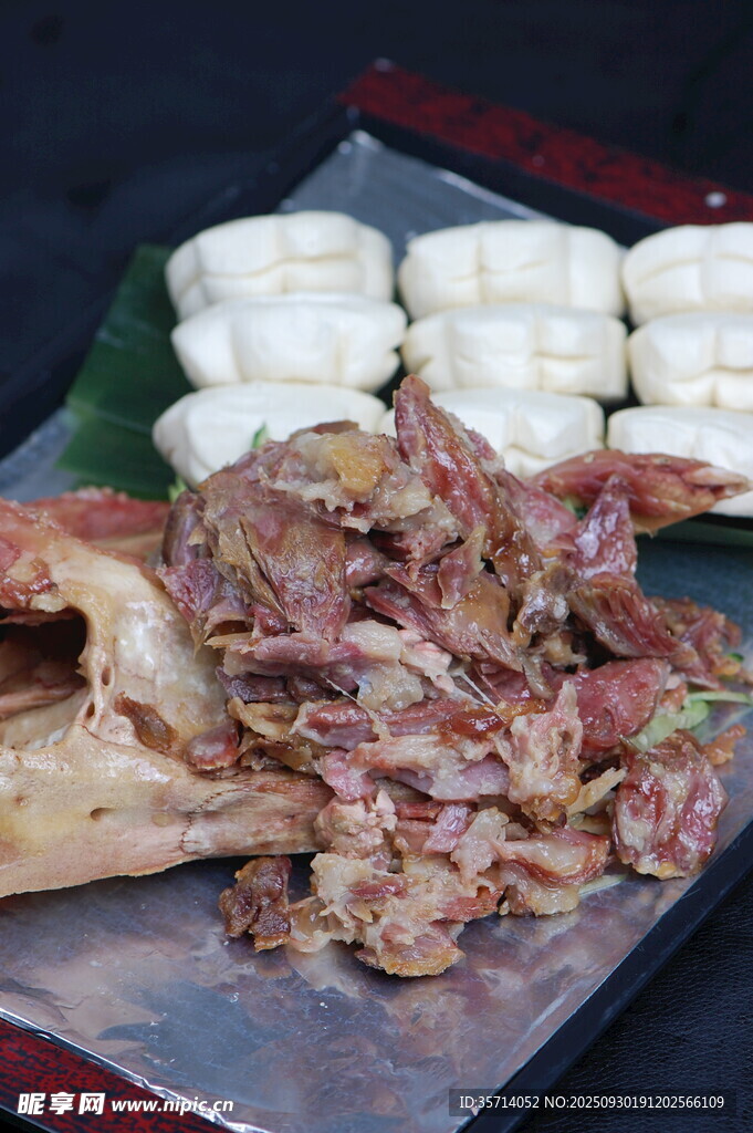 美味烤肉与玉米拼盘