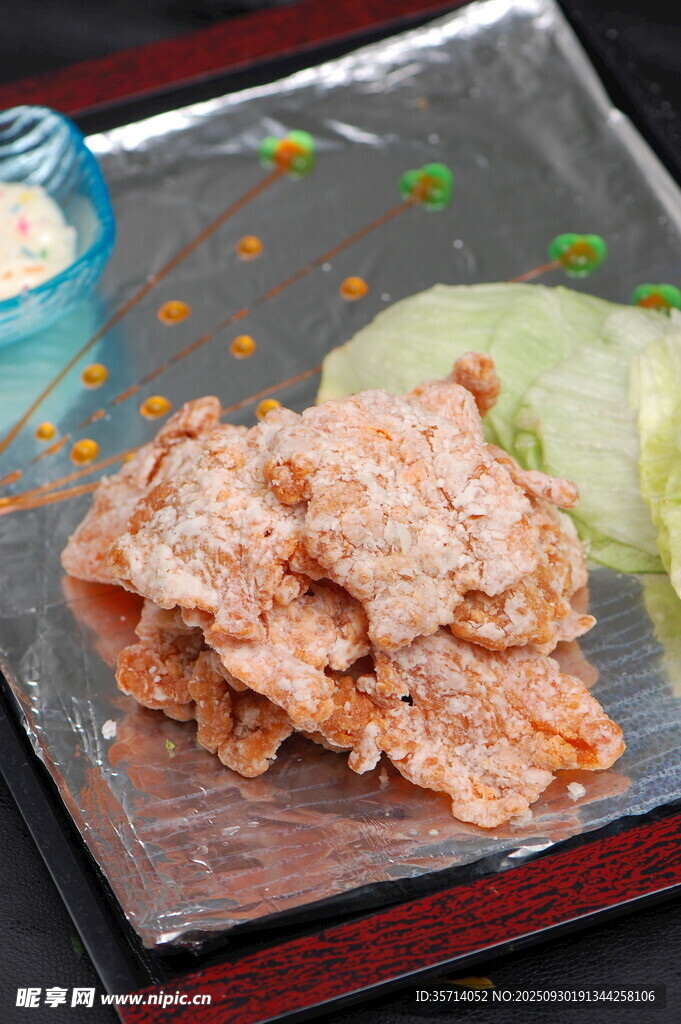 美味炸鸡块配清爽配菜