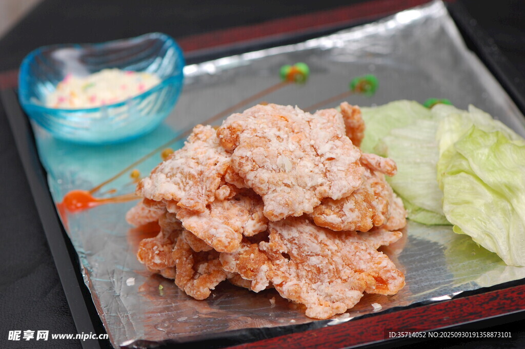 美味炸鸡块配蘸酱与蔬菜