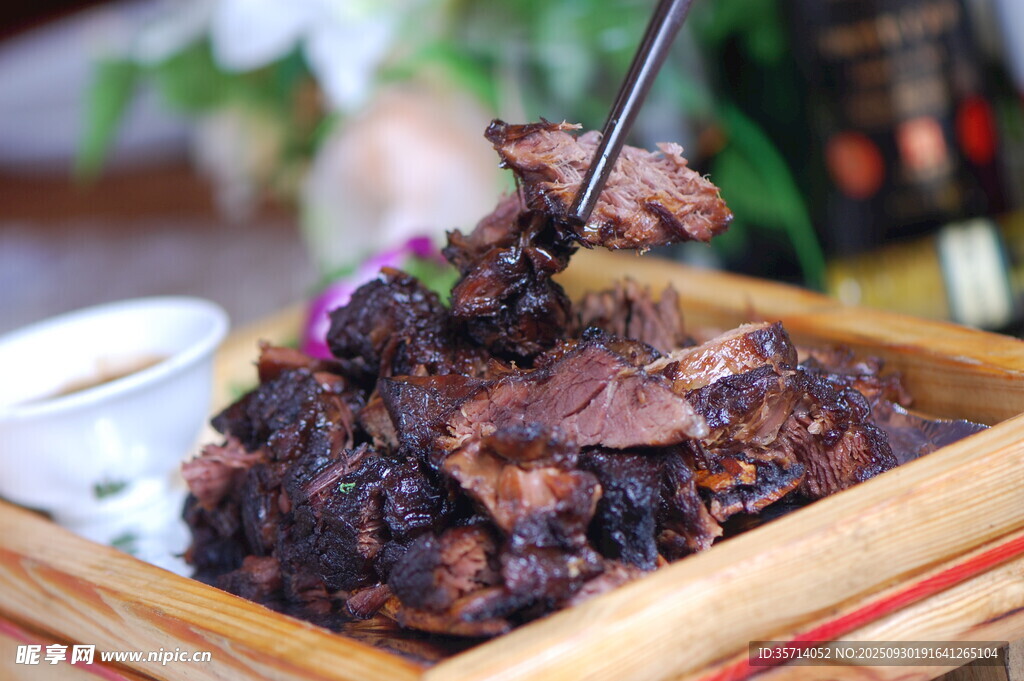 美味酱牛肉筷子夹起瞬间