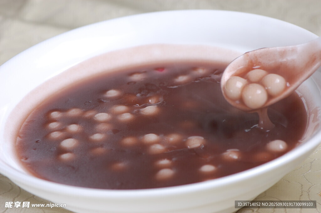 手舀红豆薏仁粥