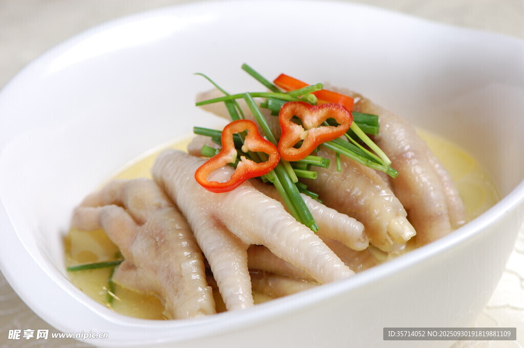 美味泡椒凤爪色泽诱人