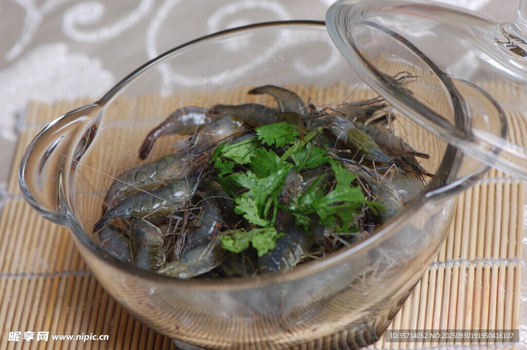 透明碗中装着新鲜虾
