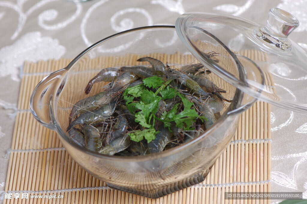 玻璃碗中的鲜嫩小河虾