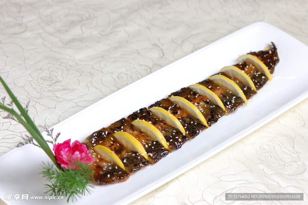香煎特色鱼卷摆花饰