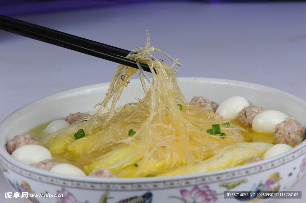 美味粉丝汤筷子挑起瞬间