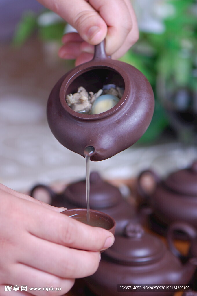 手工倒茶展示传统茶艺