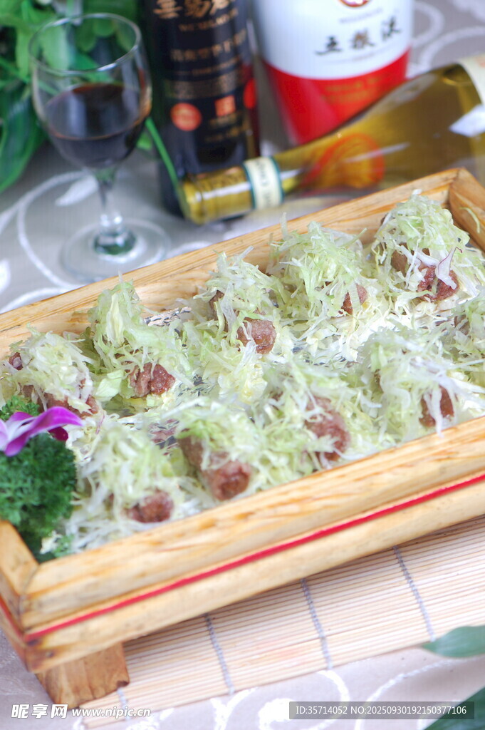 竹盘装精美蔬菜肉丸卷