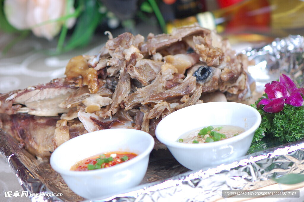 美味烤全羊搭配特色蘸料