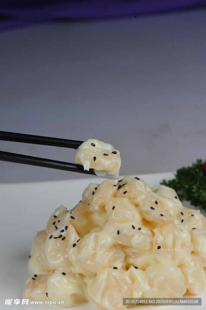 筷子夹起的美味虾仁饭