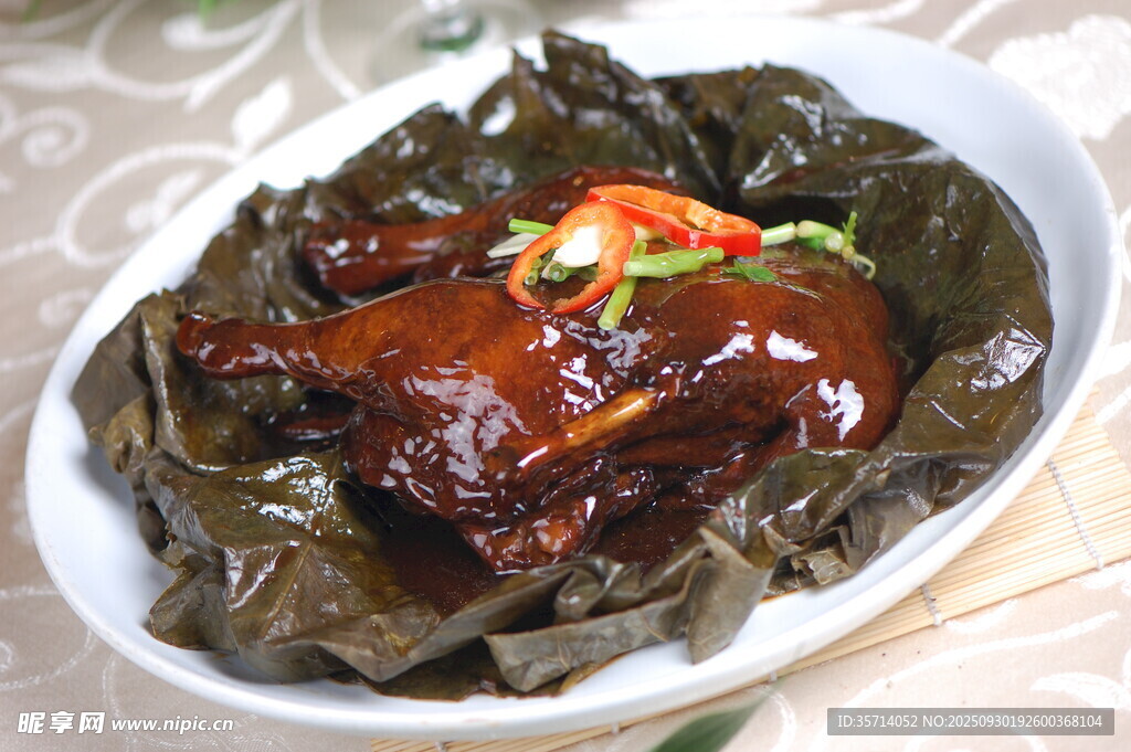 荷叶包裹的美味红烧鸭肉
