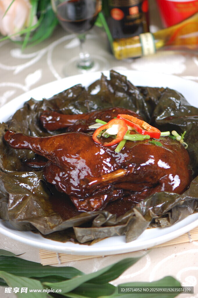 荷叶上的美味卤味鸭子