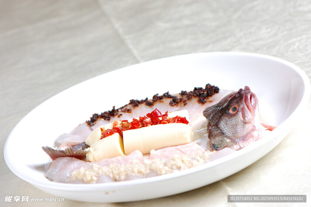清蒸鱼配特色装饰