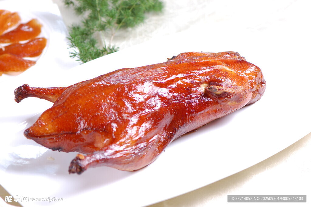 美味烤鸭摆于盘中