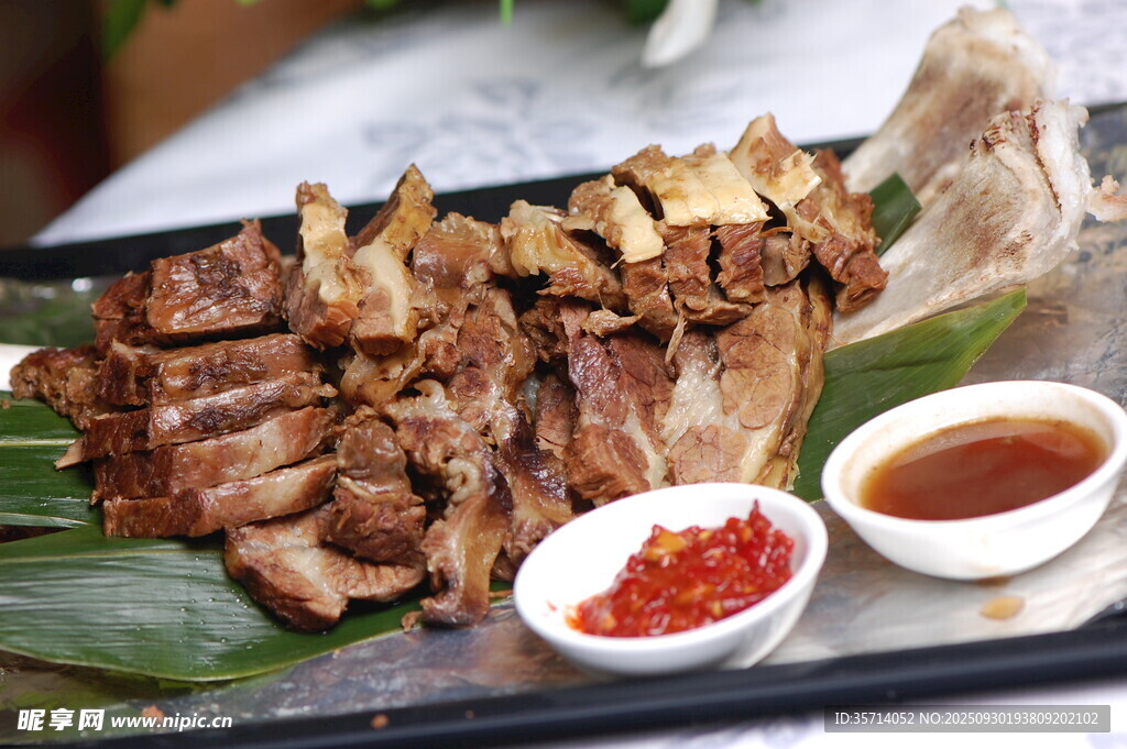 美味烤肉拼盘搭配双蘸料